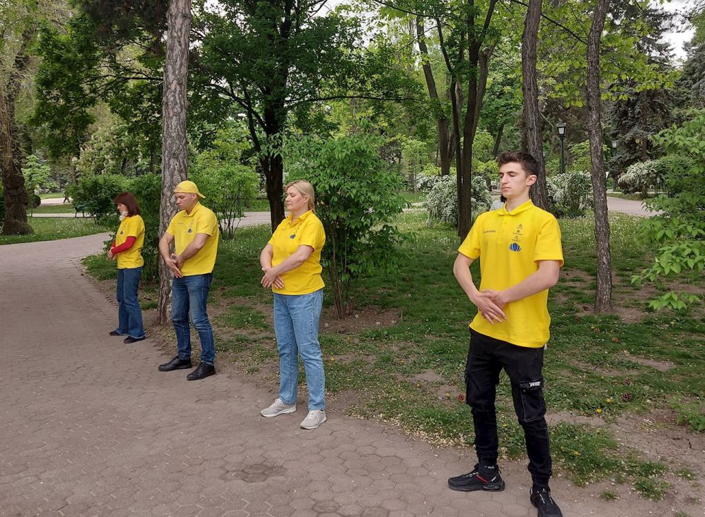 法轮功学员在基希讷乌的斯特凡大公公园炼功，向人们传播法轮功的美好及真相。